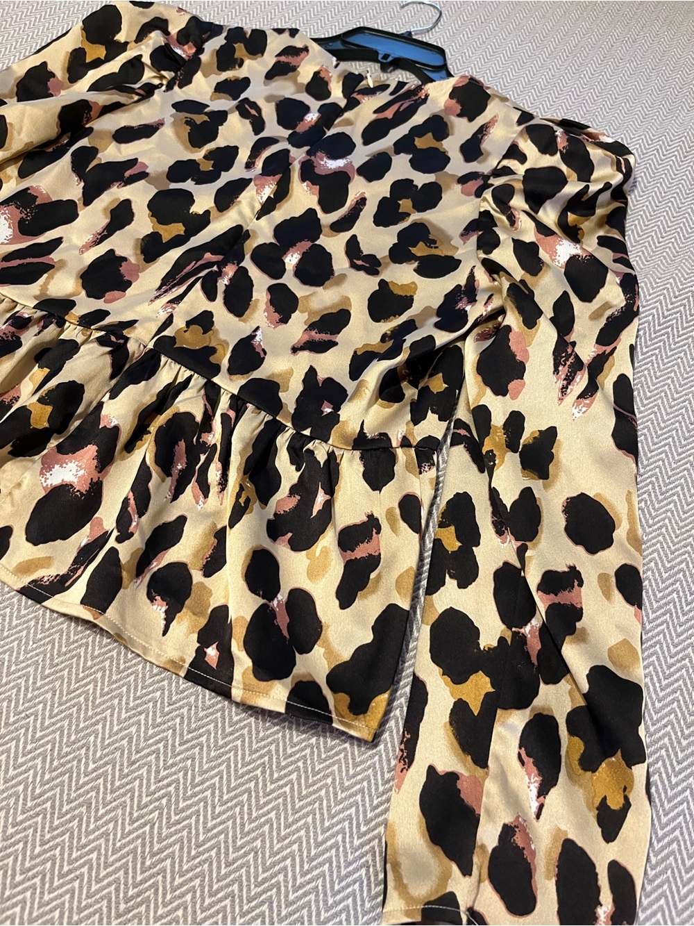 KARLIE Leopard Print Puff Sleeve Peplum Top. Zipper back. So cute! Large. - Picture 7 of 10